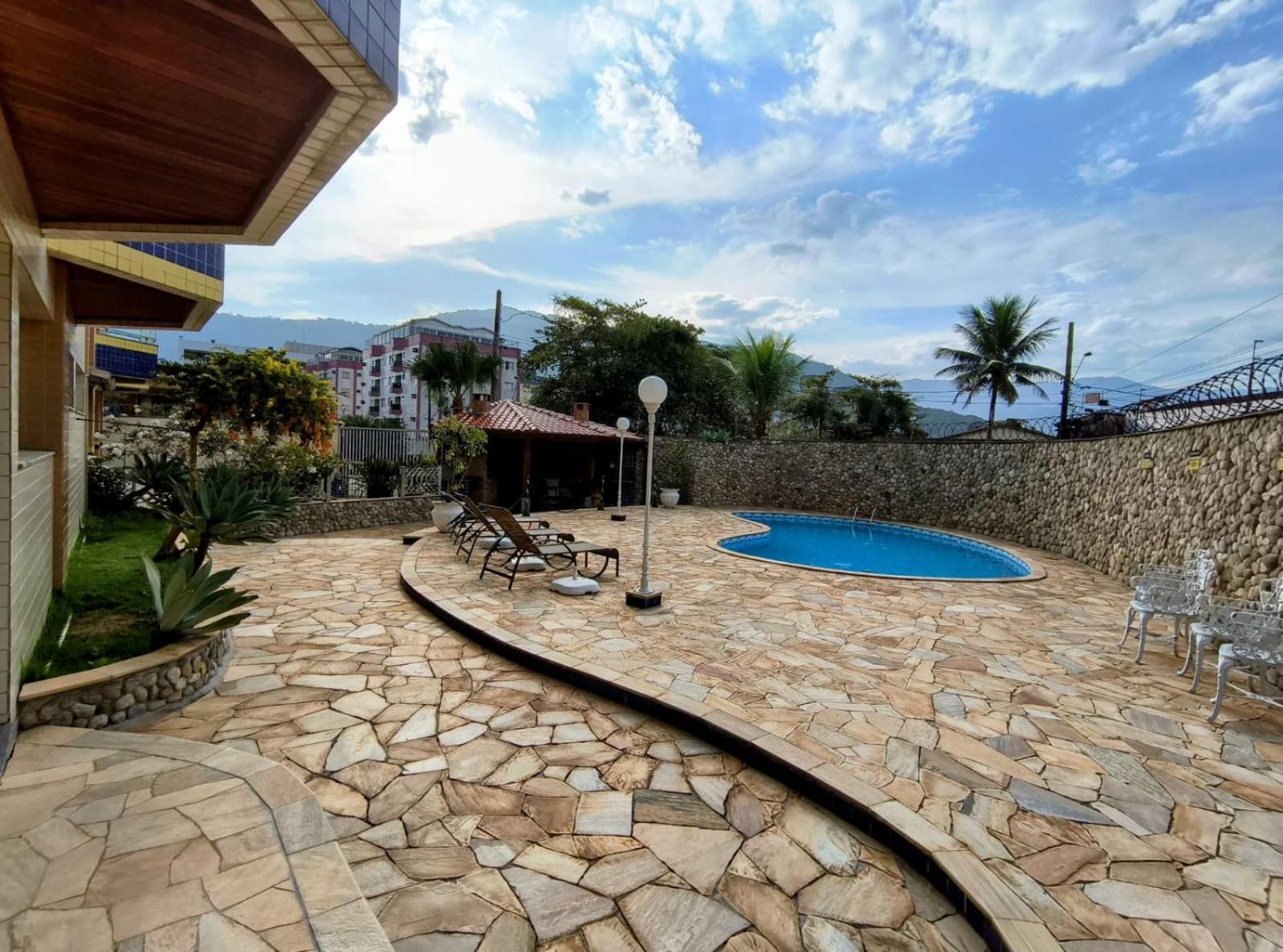 Com Piscina, 300m Da Apartamento